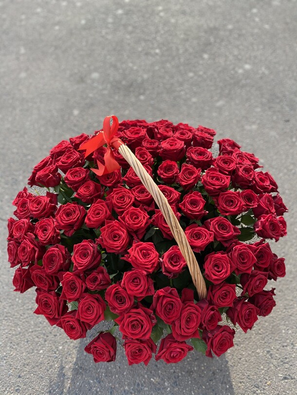 101 роза в корзине, артикул F96558 - 28551 рублей, доставка по городу. Flawery - доставка цветов