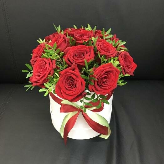 15 красных роз в малой шляпной коробке, артикул F105745 - 5590 рублей, доставка по городу. Flawery - доставка цветов