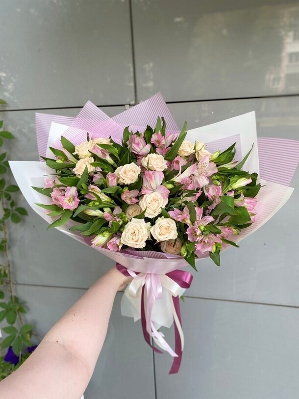 Сборный букет с альстромерией и кустовой розой, артикул F1132646 - 4990 рублей, доставка по городу. Flawery - доставка цветов