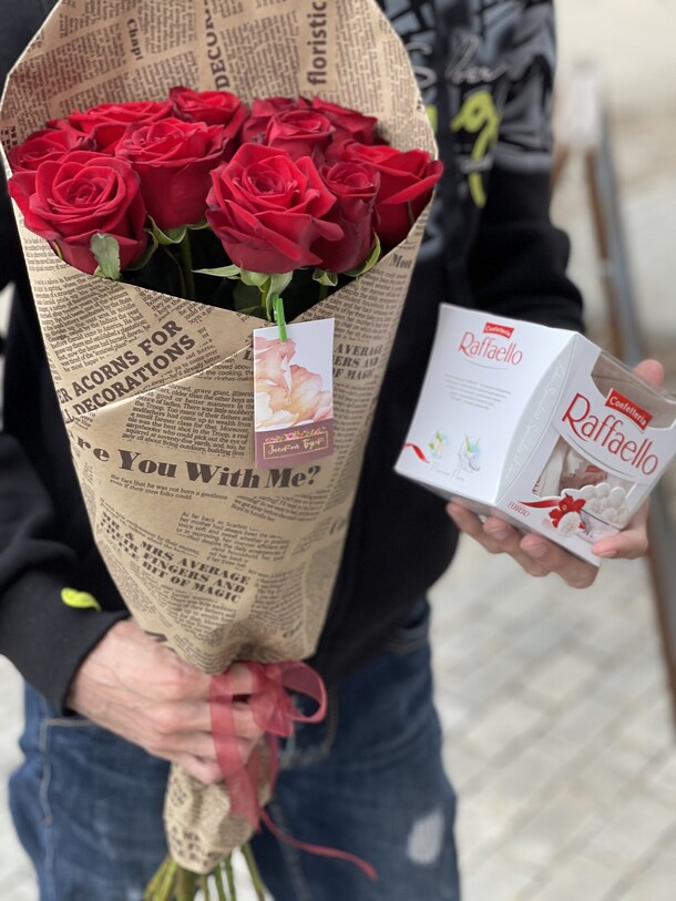 Сет 7 красных роз и рафаэлло, артикул F1170855 - 3950 рублей, доставка по городу. Flawery - доставка цветов