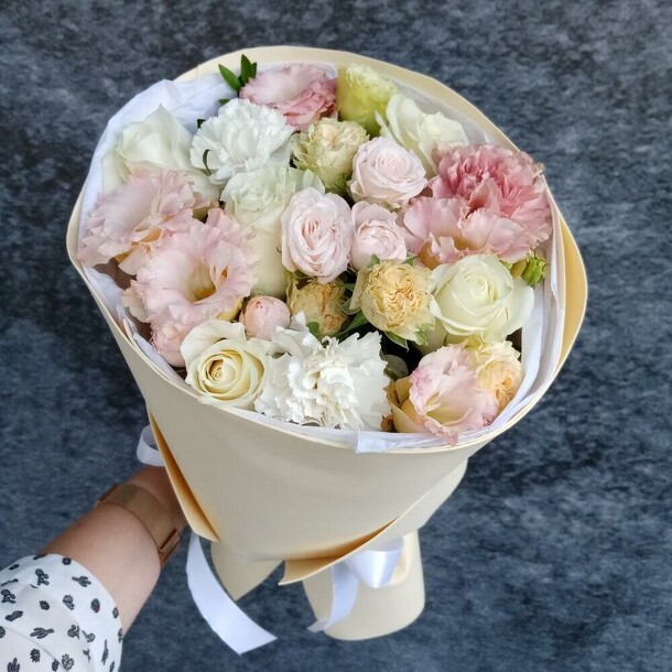 Букет "самой прекрасной" с пионовидными кустовыми розами, диантусом и эустомой, артикул F1313360 - 5700 рублей, доставка по городу. Flawery - доставка цветов