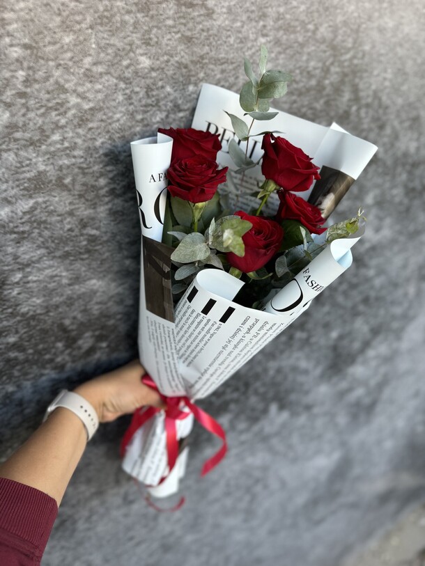 Букет 5 красных роз, артикул F1325176 - 2360 рублей, доставка по городу. Flawery - доставка цветов