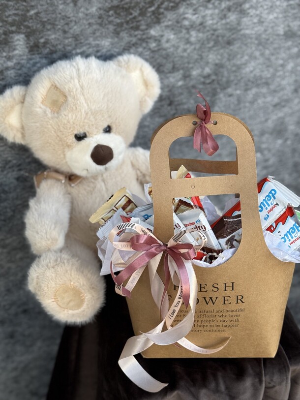 «мишка и сладкая сумка», артикул F1401027 - 4450 рублей, доставка по городу. Flawery - доставка цветов