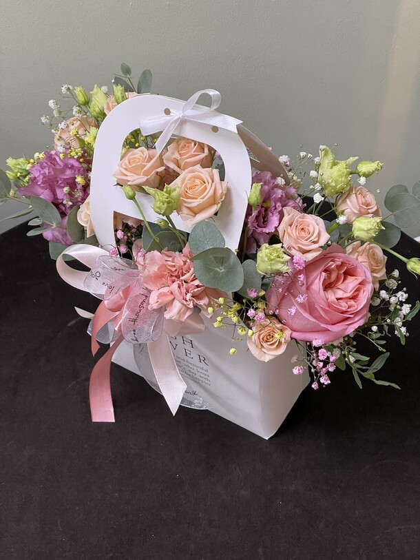 Композиция в стильной сумочке "азазель", артикул F90434 - 2590 рублей, доставка по городу. Flawery - доставка цветов