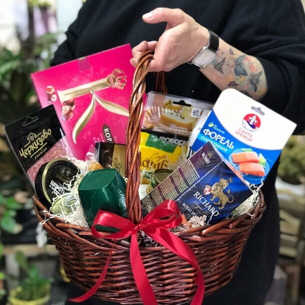 Подарочная корзина, артикул F1164490 - 9990 рублей, доставка по городу. Flawery - доставка цветов