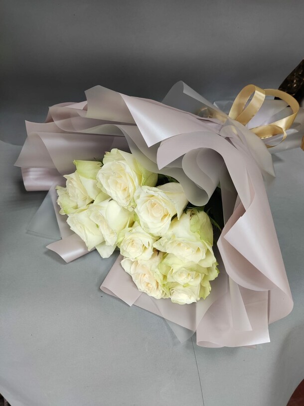 11 кенийских роз, артикул F1303733 - 3300 рублей, доставка по городу. Flawery - доставка цветов