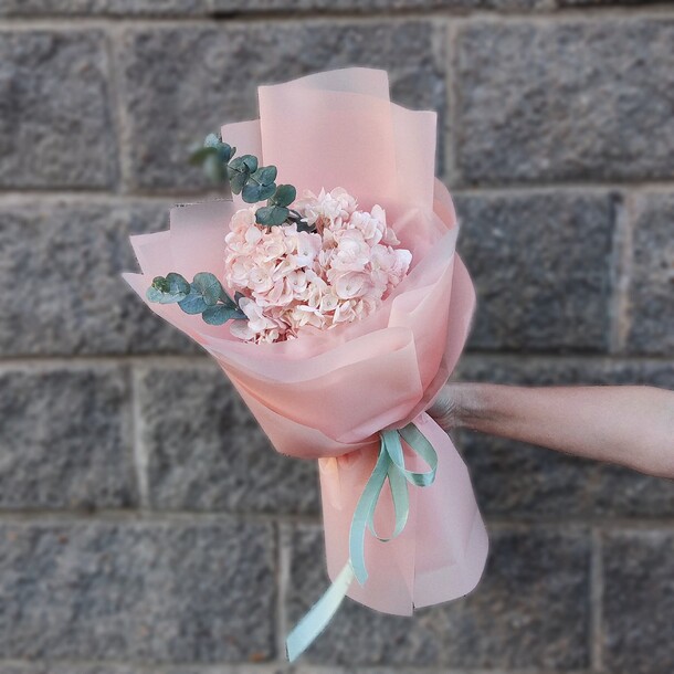 Букет розовая гортензия и эвкалипт, артикул F1425560 - 2990 рублей, доставка по городу. Flawery - доставка цветов