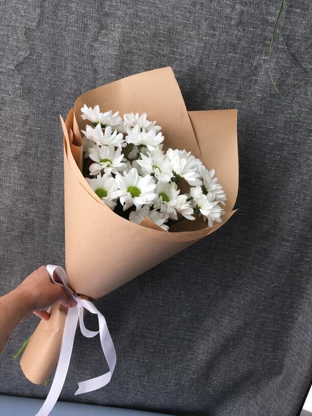 Букет ромашковых хризантем, артикул F83391 - 2800 рублей, доставка по городу. Flawery - доставка цветов