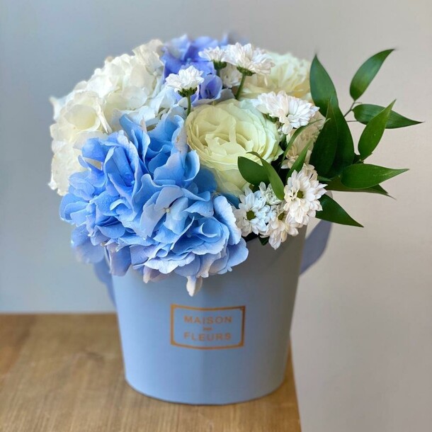 Зефирка голубая с гортензией и розой аваланж, артикул F1071846 - 2727 рублей, доставка по городу. Flawery - доставка цветов