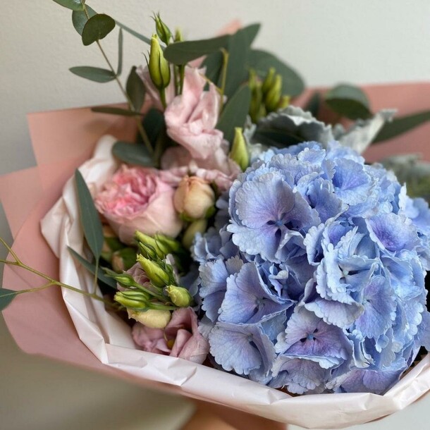 Букет "love" с гортензией blue, артикул F1071849 - 2173 рублей, доставка по городу. Flawery - доставка цветов