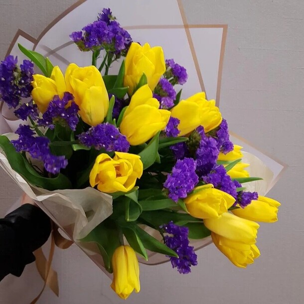 Букет тюльпаны желтые со статицей, артикул F1102933 - 4000 рублей, доставка по городу. Flawery - доставка цветов