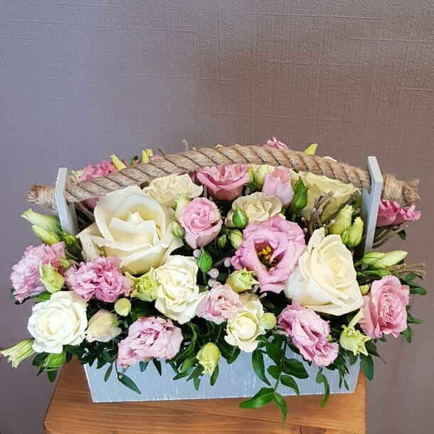 Композиция в ящике с белой розой и розовой эустомой, артикул F1103163 - 5223 рублей, доставка по городу. Flawery - доставка цветов