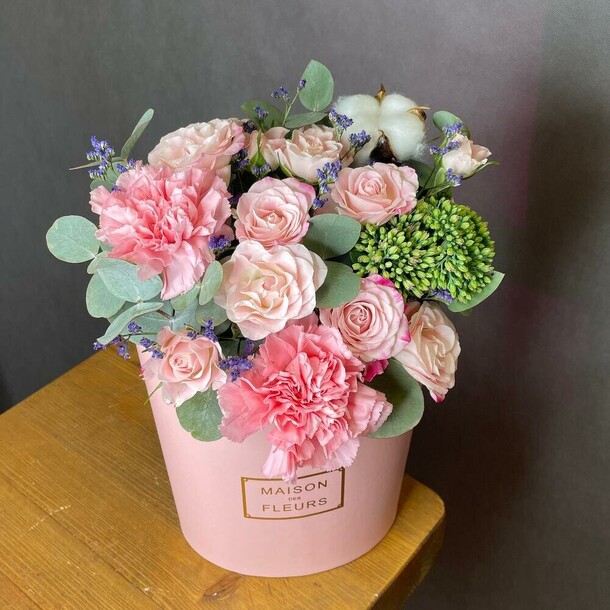 Цветы в коробке. Зефирка розовая maxi с диантусами и кустовой розой, артикул F1139052 - 3182 рублей, доставка по городу. Flawery - доставка цветов