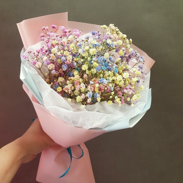 Радужная гипсофила с небольшом букетике, артикул F1140831 - 1909 рублей, доставка по городу. Flawery - доставка цветов