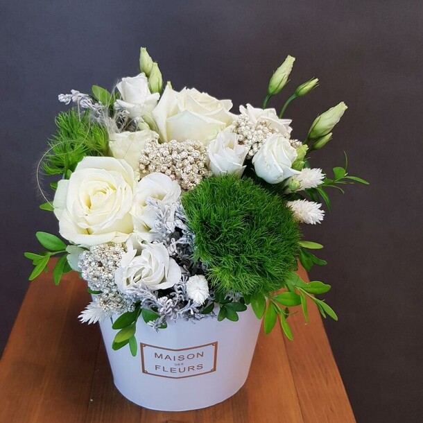 Цветы белые в коробке. Зефирка белая с гвоздикой грин, артикул F1140832 - 2990 рублей, доставка по городу. Flawery - доставка цветов