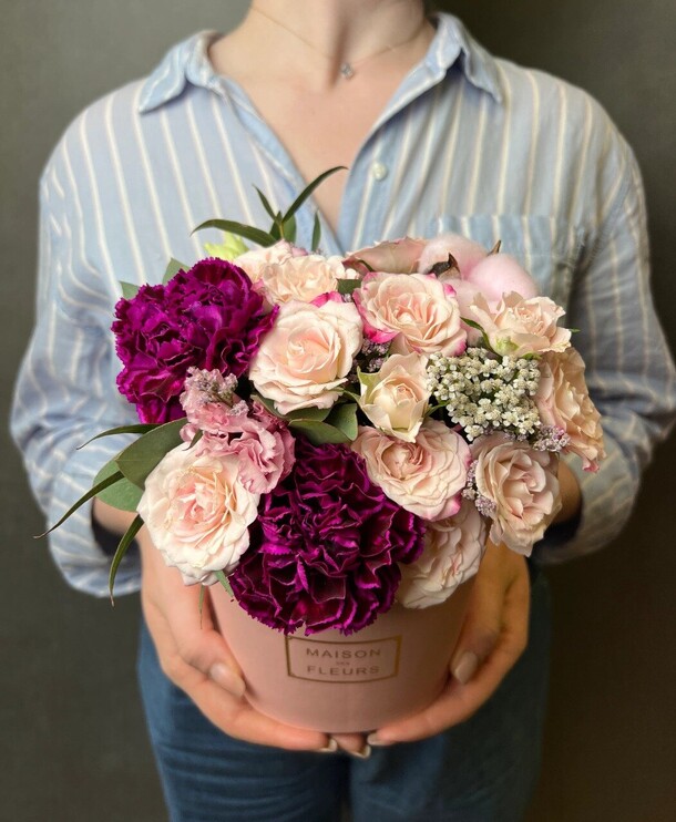 Композиция в розовой коробке, с диантусами, кустовой розой mini, артикул F1160125 - 3000 рублей, доставка по городу. Flawery - доставка цветов