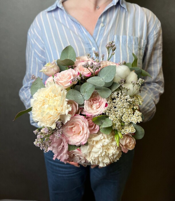 Цветы в белой коробке maxi, с кустовой розой, диантусом и эвкалиптом, артикул F1170160 - 3182 рублей, доставка по городу. Flawery - доставка цветов