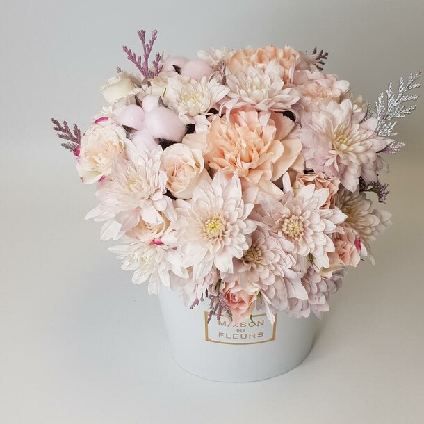 Цветы в белой коробке. Нежная пастельная композиция с диантусом, хлопком и хризантемой, артикул F1180017 - 3000 рублей, доставка по городу. Flawery - доставка цветов