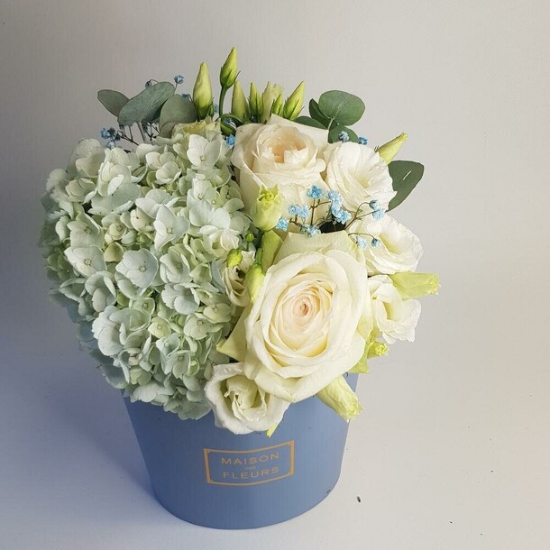 Цвeты в кoрoбкe. Нежноголубая гортензия и пионовидная роза, артикул F1208954 - 3000 рублей, доставка по городу. Flawery - доставка цветов