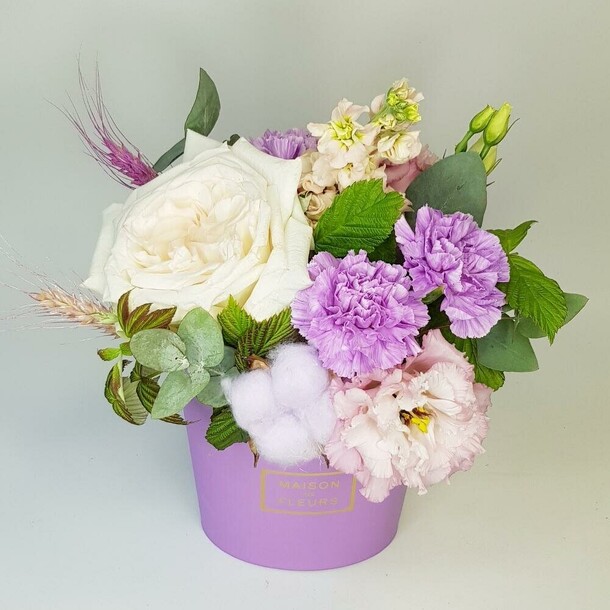 Цветы в сиреневой коробке с ароматной розой и маттиолой, артикул F1209375 - 2727 рублей, доставка по городу. Flawery - доставка цветов