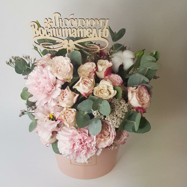 Цветы в коробке розовый диантус и розовая кустовая роза с топером "любимому воспитателю", артикул F1212858 - 3273 рублей, доставка по городу. Flawery - доставка цветов