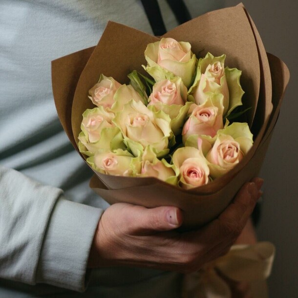 11 нежно-розовых роз в букете, артикул F1217539 - 2455 рублей, доставка по городу. Flawery - доставка цветов