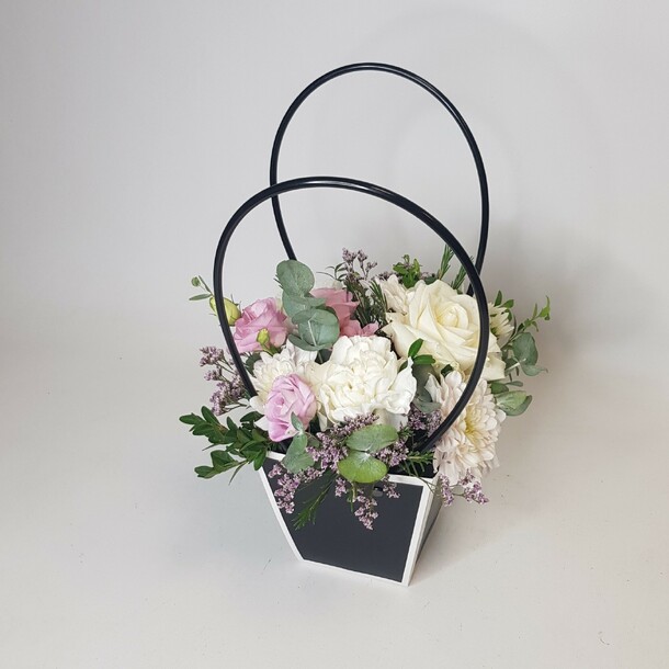 Композиция в сумке с розой аваланж, артикул F1328937 - 2000 рублей, доставка по городу. Flawery - доставка цветов