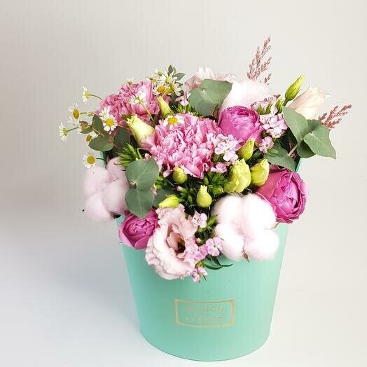 Цветы в мятной коробке с яркими розовыми цветами, артикул F1334877 - 2909 рублей, доставка по городу. Flawery - доставка цветов