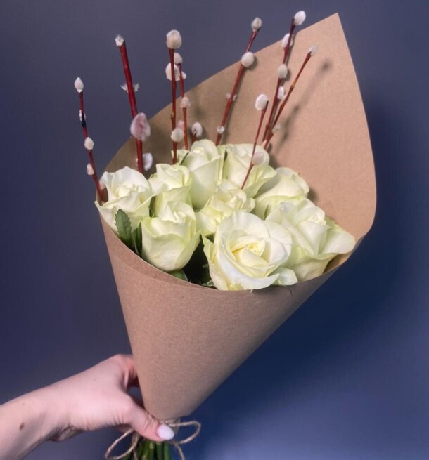 9 белых роз с вербой, артикул F1406214 - 2172 рублей, доставка по городу. Flawery - доставка цветов