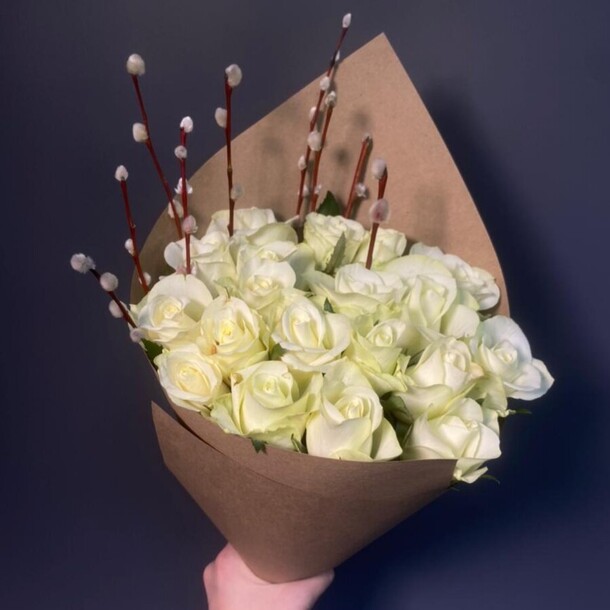 25 белых роз с вербой, артикул F1406215 - 3200 рублей, доставка по городу. Flawery - доставка цветов