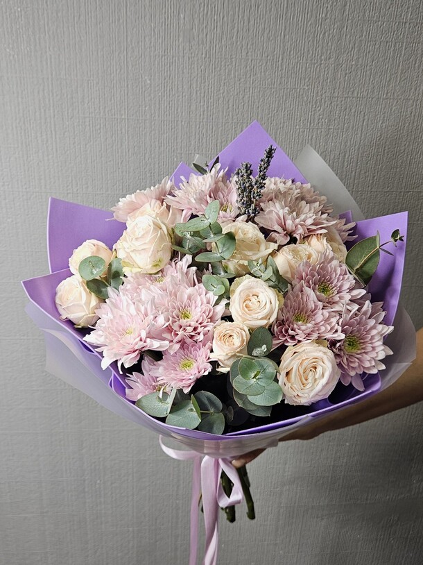 Букет из кустовой пионовидной розы, пастельной кустовой хризантемы, цветочек лаванды и эвкалипта "лавандовый ветер", артикул F1495380 - 5000 рублей, доставка по городу. Flawery - доставка цветов