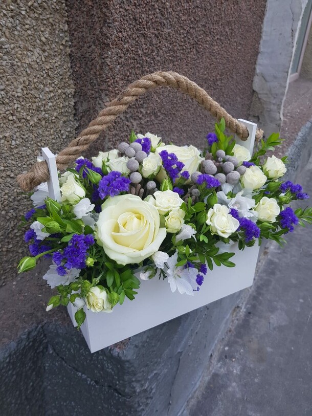 Композиция в ящике "француженка" с белой розой и синей статицей, артикул F90857 - 4100 рублей, доставка по городу. Flawery - доставка цветов