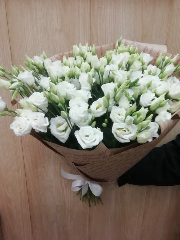 Букет нежной эустомы в крафте, артикул F102176 - 9900 рублей, доставка по городу. Flawery - доставка цветов