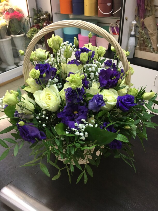 Корзина небо сапфировое, артикул F102182 - 8800 рублей, доставка по городу. Flawery - доставка цветов