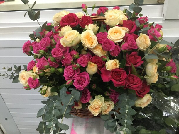 Корзина кустовые розочки, артикул F102185 - 16500 рублей, доставка по городу. Flawery - доставка цветов