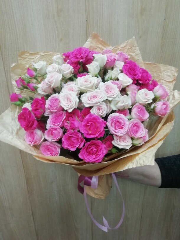 Букет кустовые розы малинка, артикул F102194 - 9900 рублей, доставка по городу. Flawery - доставка цветов