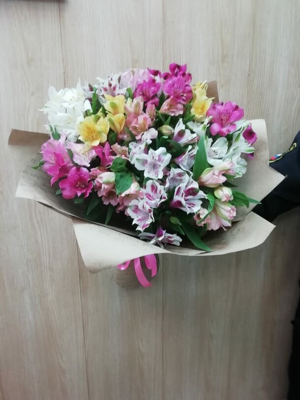 Букет летний микс альстромерий, артикул F102196 - 9900 рублей, доставка по городу. Flawery - доставка цветов