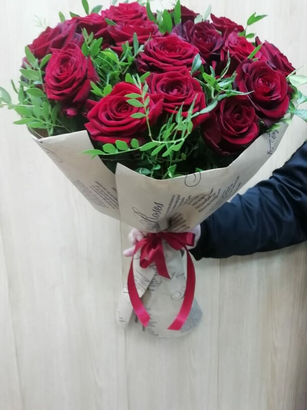 Классический букет бордовых роз, артикул F102197 - 5445 рублей, доставка по городу. Flawery - доставка цветов