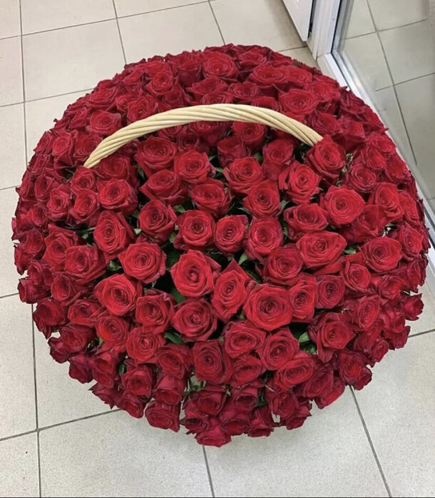 Корзина роз вместо слов, артикул F1252997 - 72718 рублей, доставка по городу. Flawery - доставка цветов