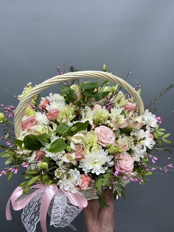 Нежная корзина, артикул F1253058 - 8173 рублей, доставка по городу. Flawery - доставка цветов