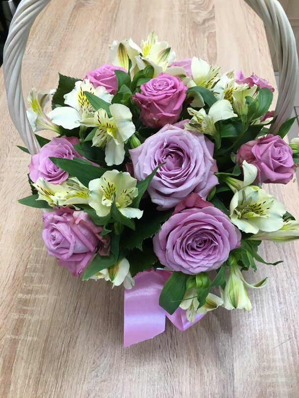 Корзина сюрприз, артикул F81211 - 8800 рублей, доставка по городу. Flawery - доставка цветов