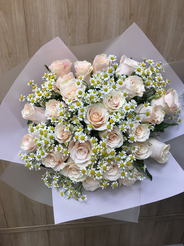 Букет ромашковое поле, артикул F83305 - 14300 рублей, доставка по городу. Flawery - доставка цветов