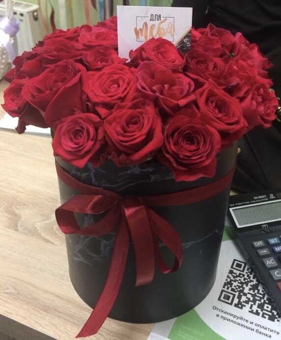 Розы в шляпной коробке, артикул F97447 - 10989 рублей, доставка по городу. Flawery - доставка цветов