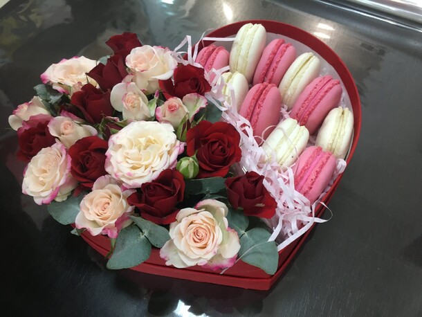 Коробка сердце макаруны, артикул F97488 - 8173 рублей, доставка по городу. Flawery - доставка цветов