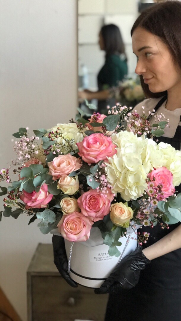 Шляпная коробка с цветами, артикул F1130184 - 9500 рублей, доставка по городу. Flawery - доставка цветов