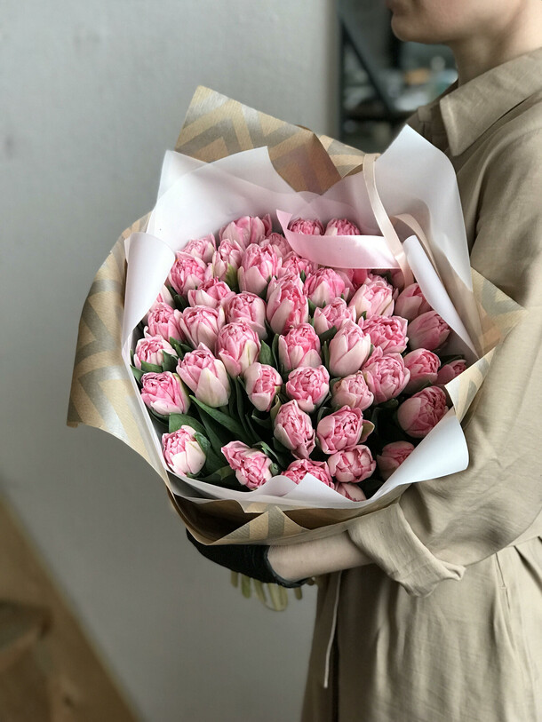 Букет из пионовидных розовых тюльпанов, артикул F81530 - 15300 рублей, доставка по городу. Flawery - доставка цветов