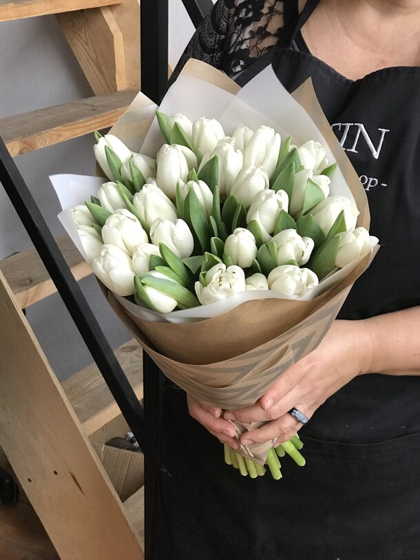 Букет из белых тюльпанов 35шт, артикул F81533 - 8316 рублей, доставка по городу. Flawery - доставка цветов