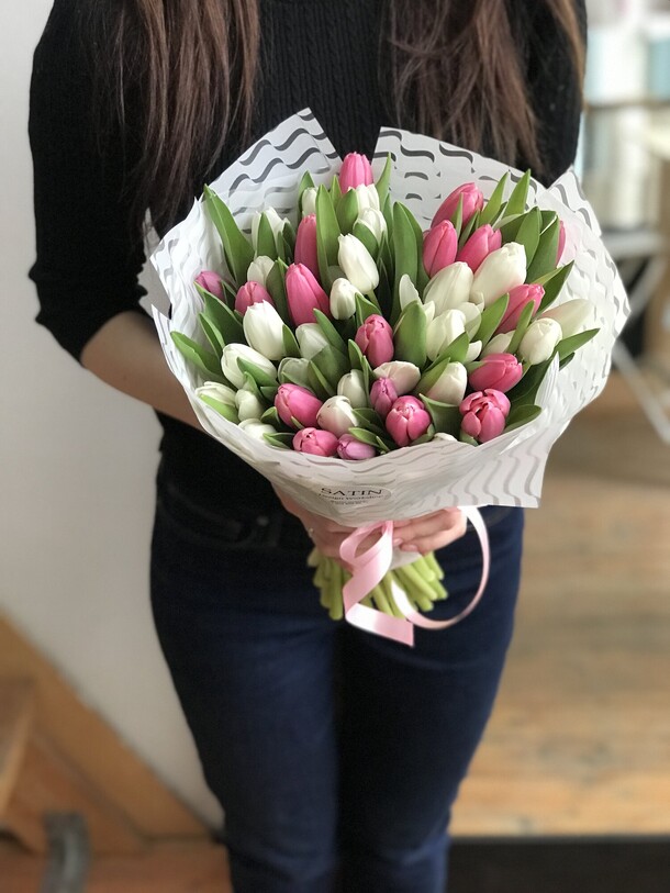 Букет из тюльпанов 49шт, артикул F81539 - 13350 рублей, доставка по городу. Flawery - доставка цветов