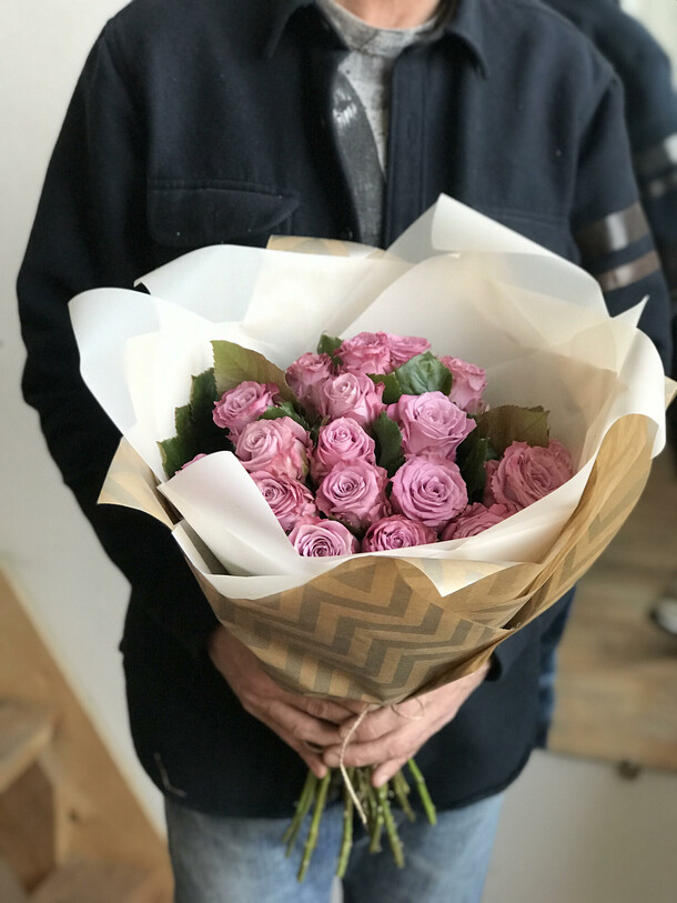 Букет из роз меритим 19шт, артикул F81543 - 5200 рублей, доставка по городу. Flawery - доставка цветов