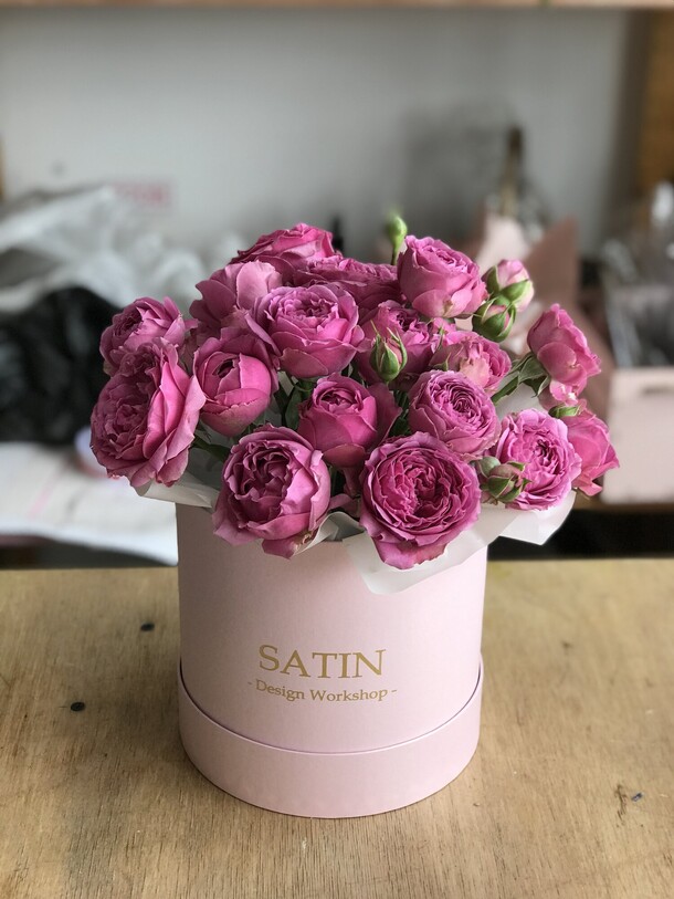 Цветы в шляпной коробке «света соколова», артикул F92495 - 5200 рублей, доставка по городу. Flawery - доставка цветов